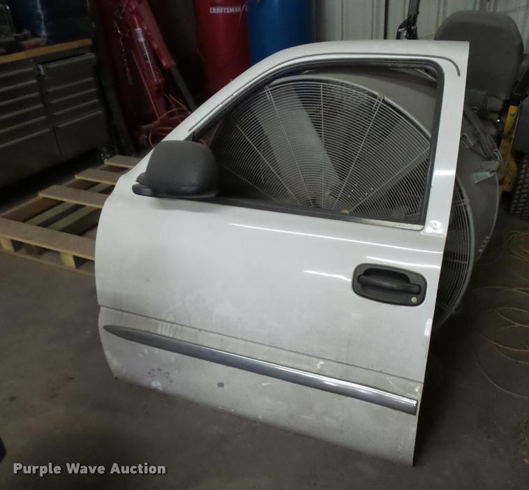 image for item J1520 2002 GMC Sierra 1500 pickup truck