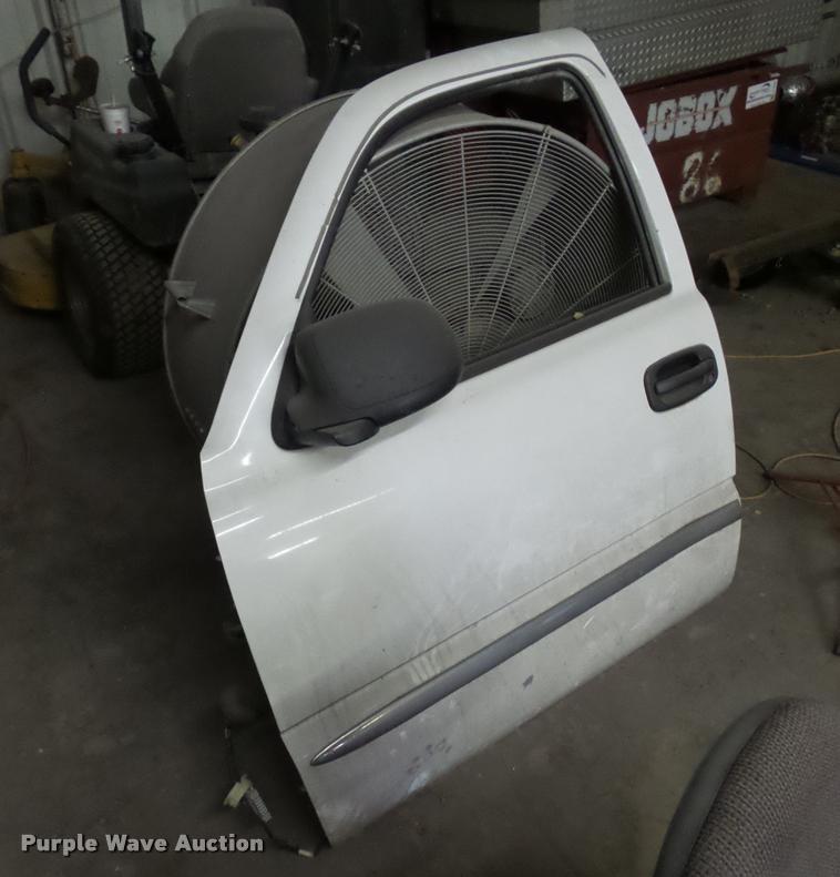 image for item J1520 2002 GMC Sierra 1500 pickup truck