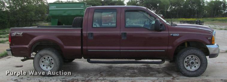 image for item J2560 2000 Ford F250 Super Duty XLT Crew Cab pickup truck