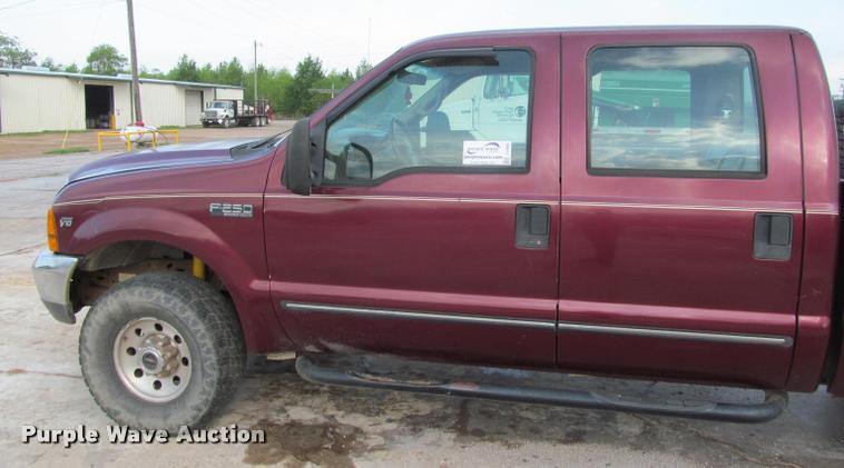 image for item J2560 2000 Ford F250 Super Duty XLT Crew Cab pickup truck