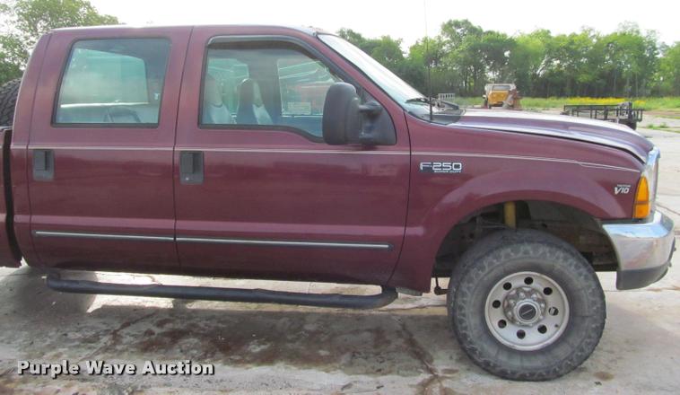 image for item J2560 2000 Ford F250 Super Duty XLT Crew Cab pickup truck