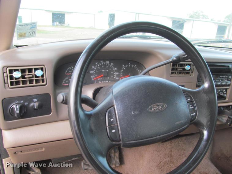 image for item J2560 2000 Ford F250 Super Duty XLT Crew Cab pickup truck