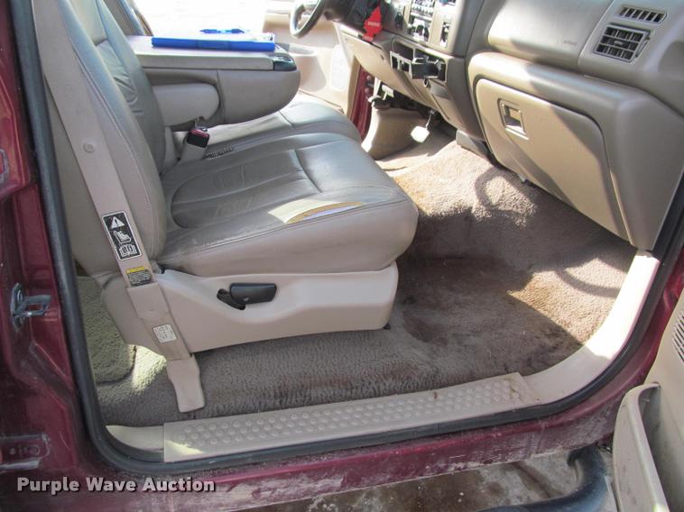 image for item J2560 2000 Ford F250 Super Duty XLT Crew Cab pickup truck