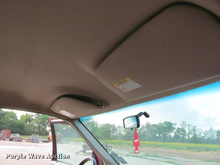 image for item J2560 2000 Ford F250 Super Duty XLT Crew Cab pickup truck