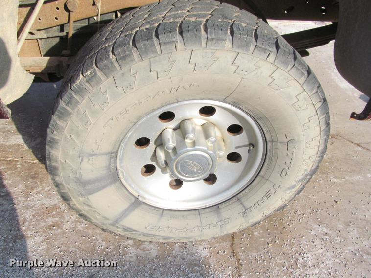 image for item J2560 2000 Ford F250 Super Duty XLT Crew Cab pickup truck