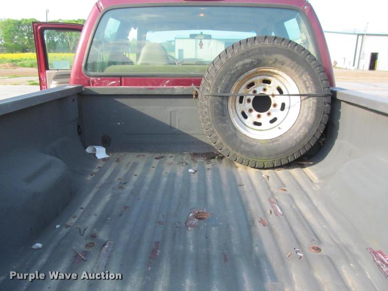 image for item J2560 2000 Ford F250 Super Duty XLT Crew Cab pickup truck