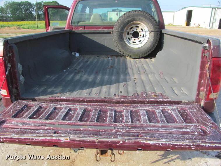 image for item J2560 2000 Ford F250 Super Duty XLT Crew Cab pickup truck