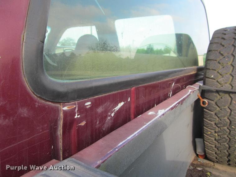 image for item J2560 2000 Ford F250 Super Duty XLT Crew Cab pickup truck