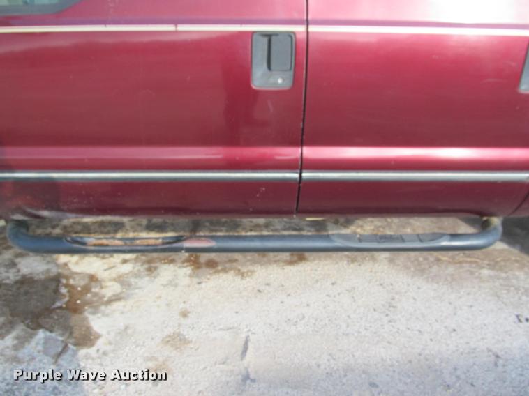 image for item J2560 2000 Ford F250 Super Duty XLT Crew Cab pickup truck