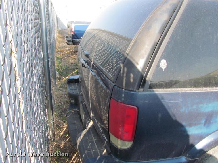 image for item J2574 1999 Chevrolet Blazer SUV