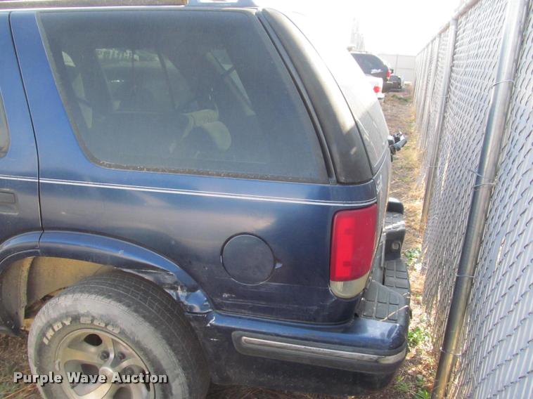 image for item J2574 1999 Chevrolet Blazer SUV