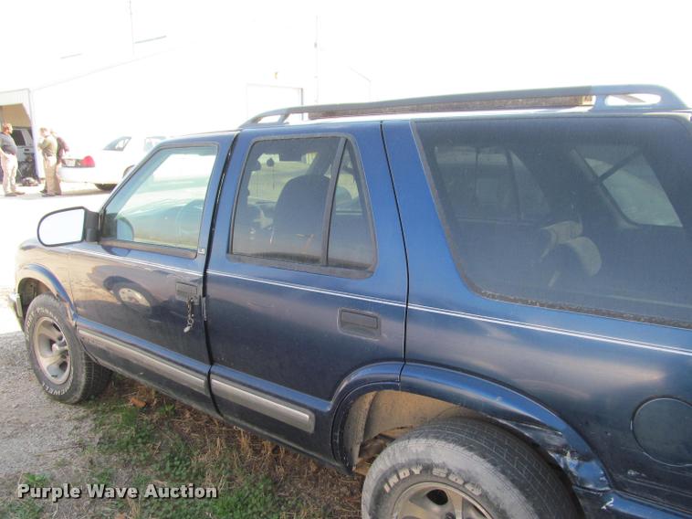 image for item J2574 1999 Chevrolet Blazer SUV