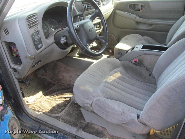 image for item J2574 1999 Chevrolet Blazer SUV