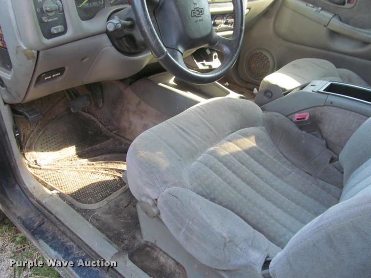image for item J2574 1999 Chevrolet Blazer SUV