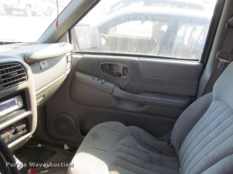 image for item J2574 1999 Chevrolet Blazer SUV