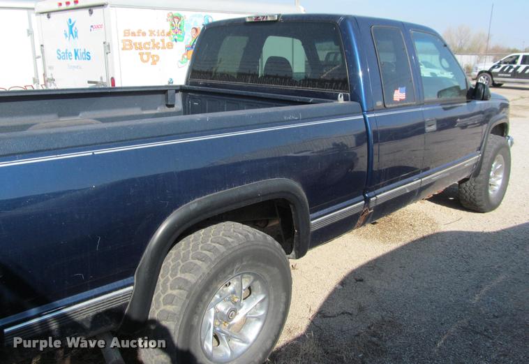 image for item J2576 1998 Chevrolet 1500 Ext. Cab pickup truck