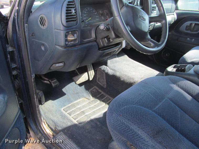 image for item J2576 1998 Chevrolet 1500 Ext. Cab pickup truck