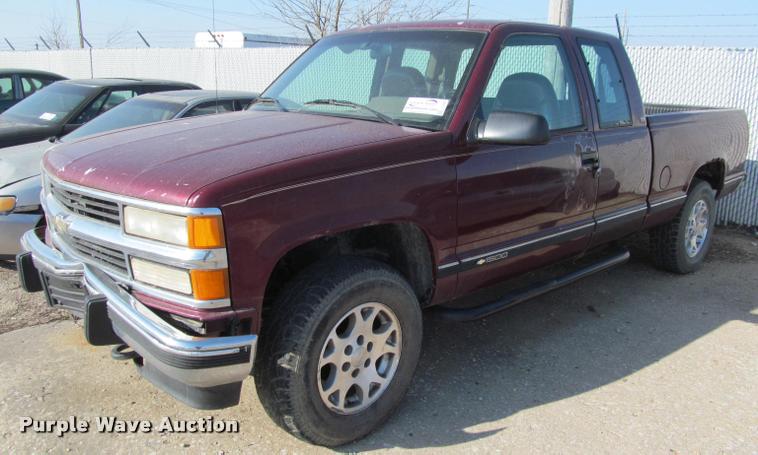 image for item J2580 1994 Chevrolet 1500 Ext. Cab pickup truck