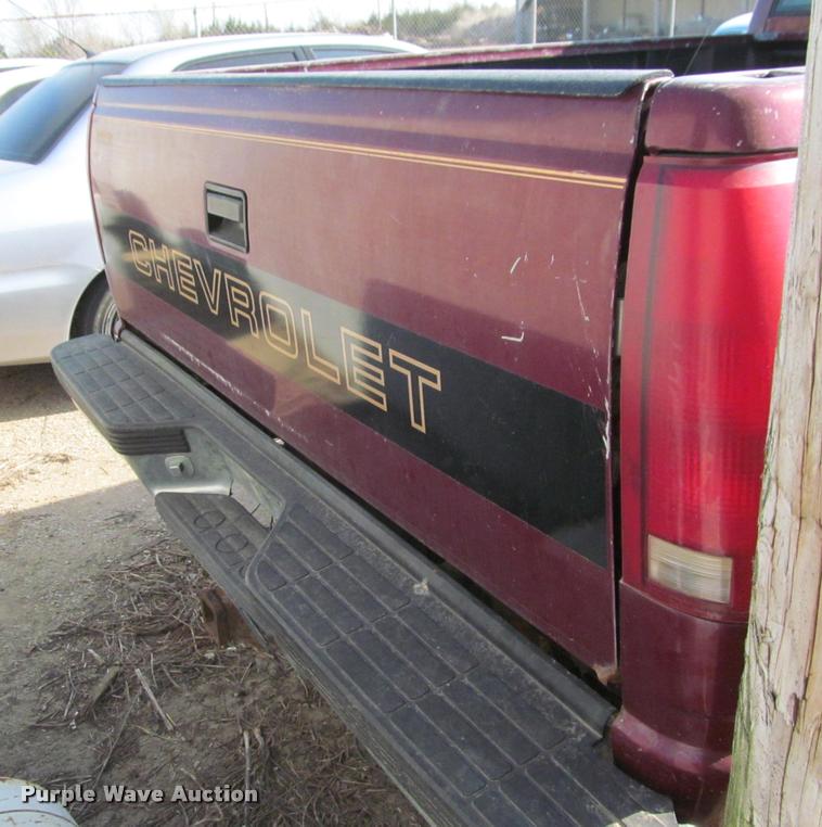 image for item J2580 1994 Chevrolet 1500 Ext. Cab pickup truck
