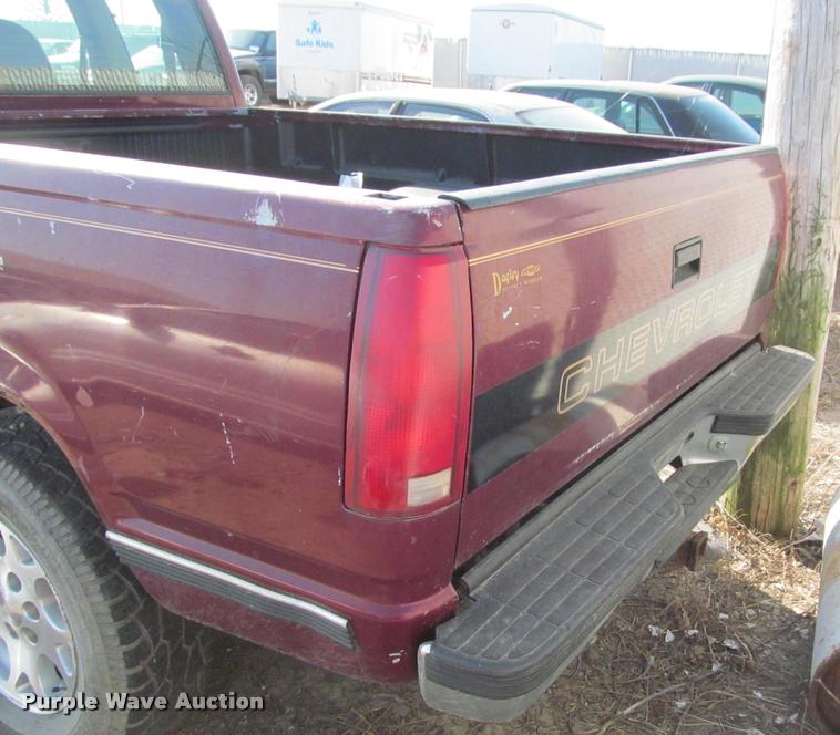 image for item J2580 1994 Chevrolet 1500 Ext. Cab pickup truck