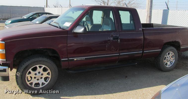 image for item J2580 1994 Chevrolet 1500 Ext. Cab pickup truck