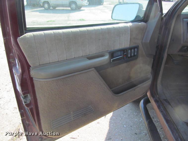 image for item J2580 1994 Chevrolet 1500 Ext. Cab pickup truck