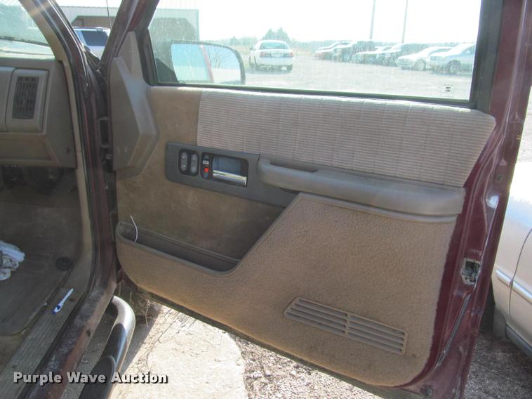 image for item J2580 1994 Chevrolet 1500 Ext. Cab pickup truck