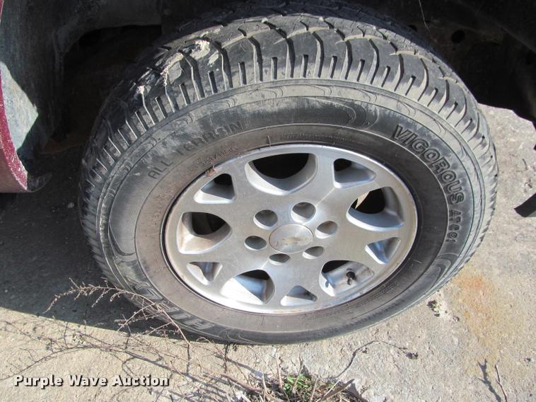 image for item J2580 1994 Chevrolet 1500 Ext. Cab pickup truck