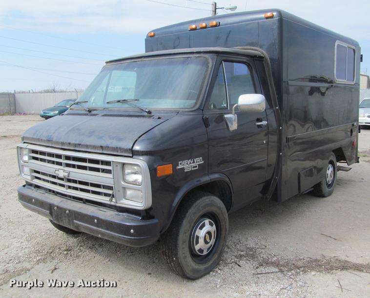 image for item J2584 1988 Chevrolet G30 box truck