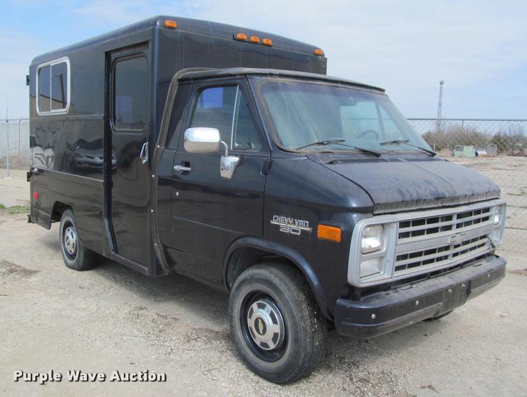 image for item J2584 1988 Chevrolet G30 box truck