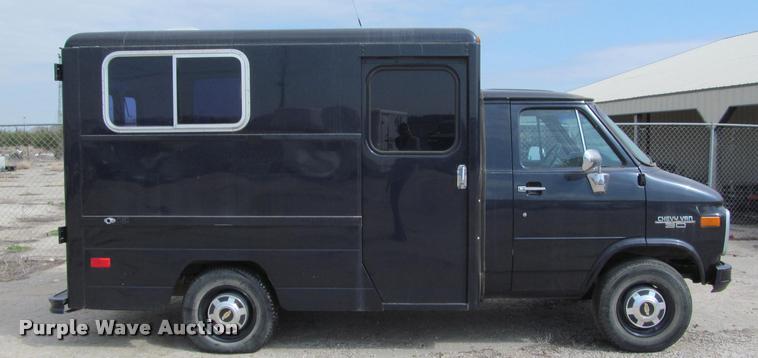image for item J2584 1988 Chevrolet G30 box truck