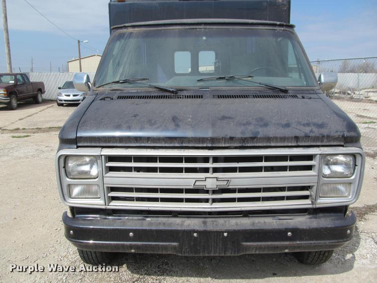 image for item J2584 1988 Chevrolet G30 box truck
