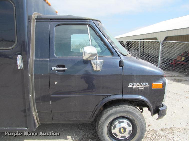image for item J2584 1988 Chevrolet G30 box truck