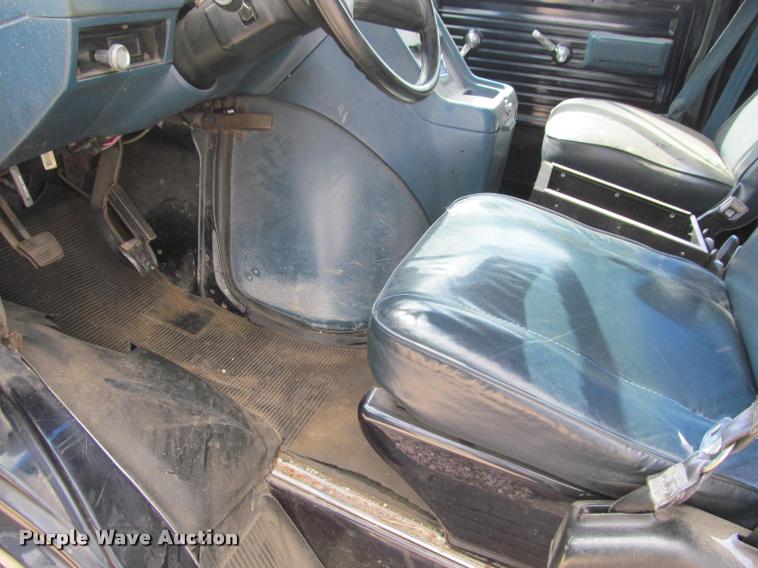 image for item J2584 1988 Chevrolet G30 box truck