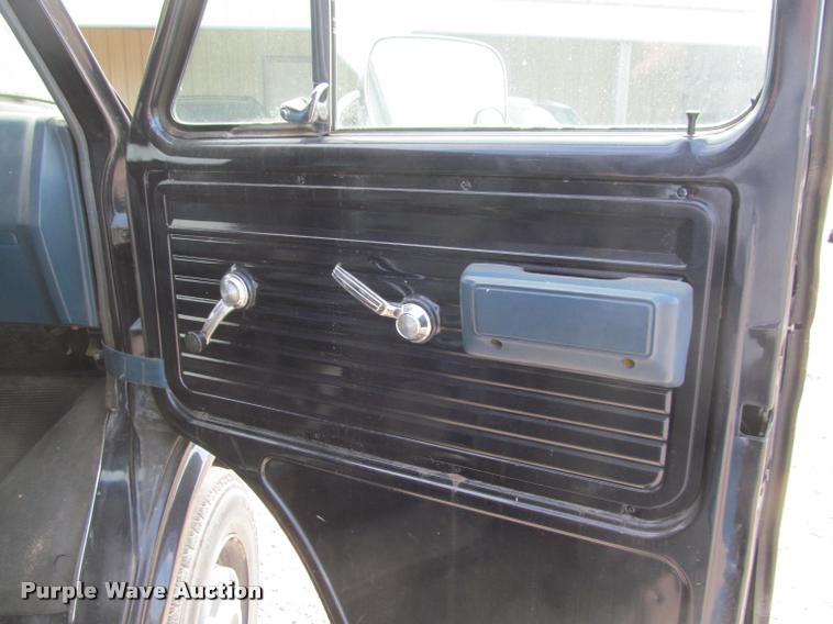 image for item J2584 1988 Chevrolet G30 box truck