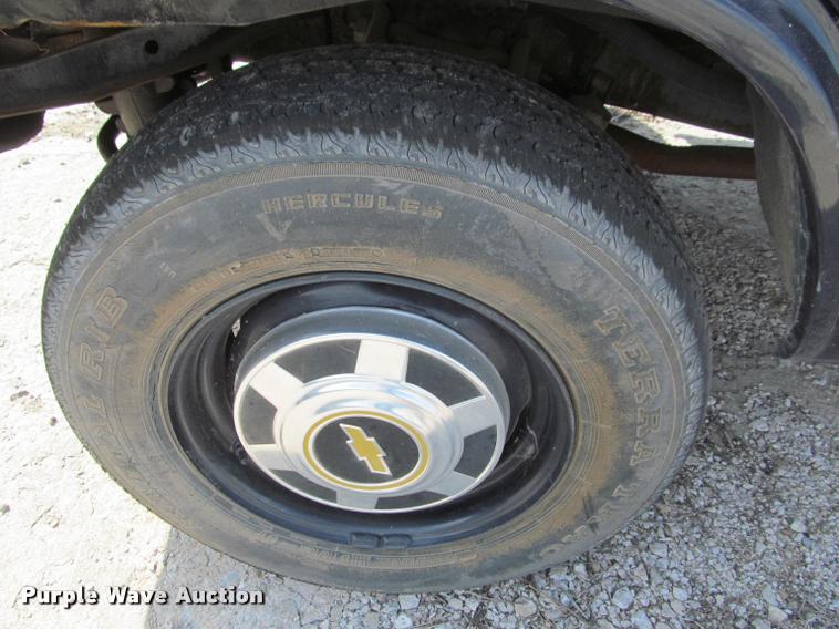 image for item J2584 1988 Chevrolet G30 box truck