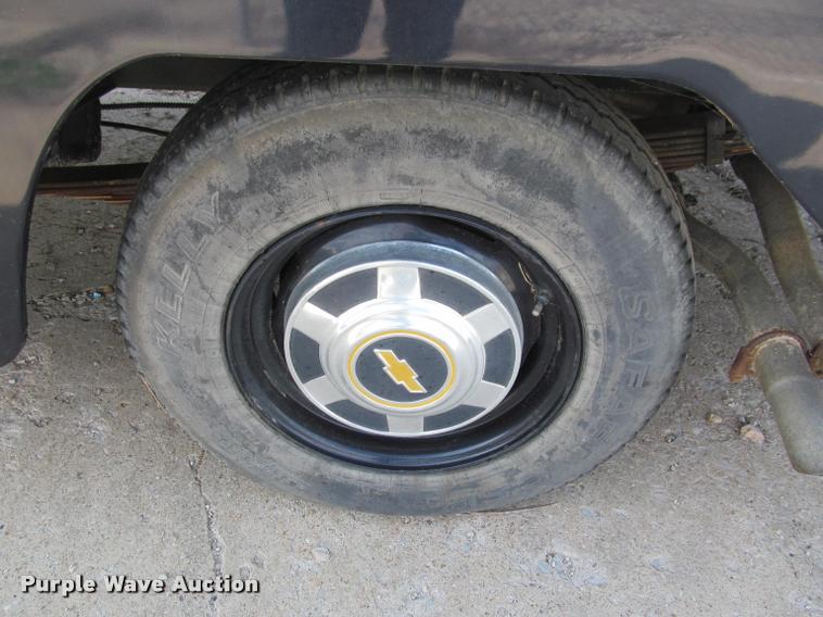 image for item J2584 1988 Chevrolet G30 box truck