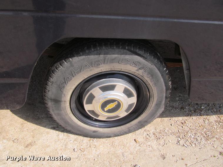 image for item J2584 1988 Chevrolet G30 box truck