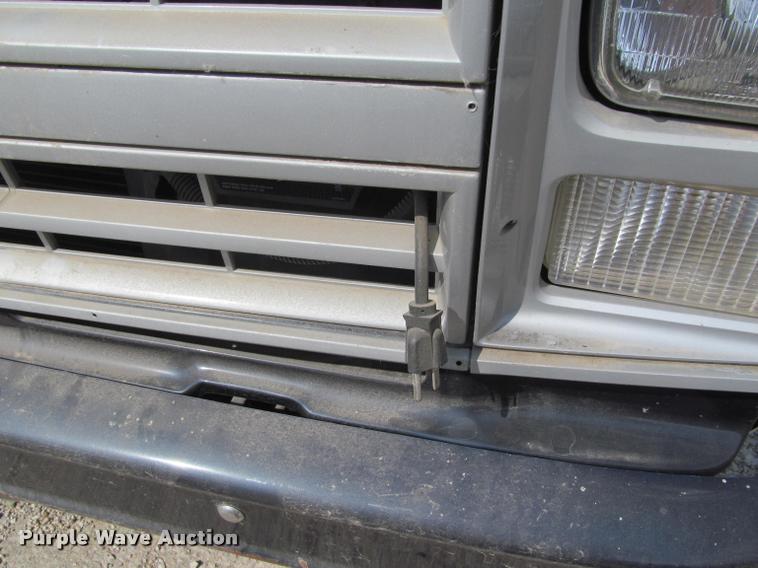 image for item J2584 1988 Chevrolet G30 box truck