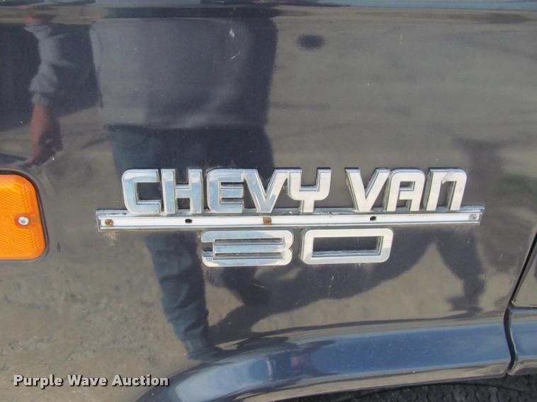 image for item J2584 1988 Chevrolet G30 box truck