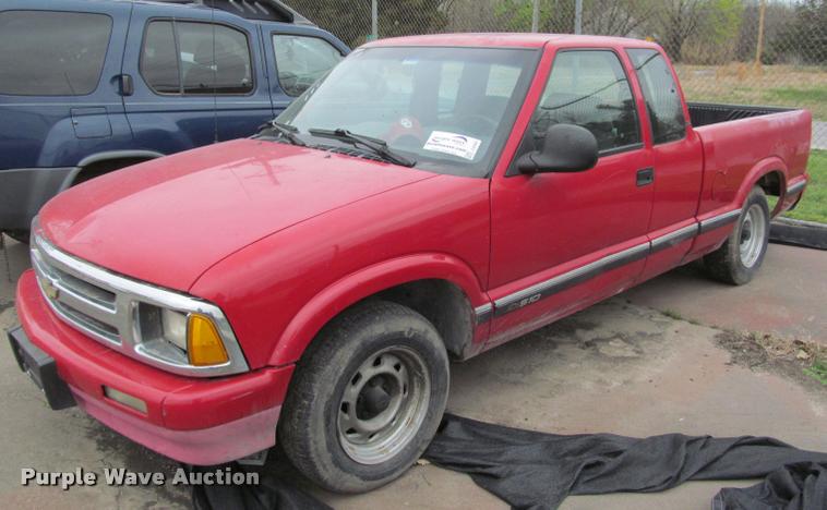 image for item J2585 1995 Chevrolet S10 pickup truck