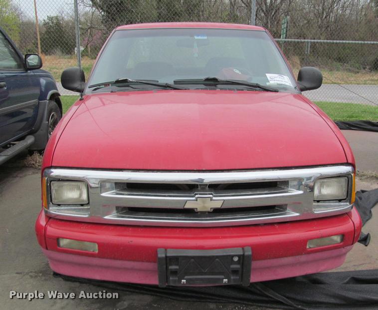 image for item J2585 1995 Chevrolet S10 pickup truck