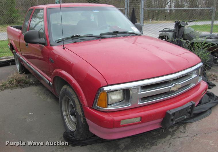 image for item J2585 1995 Chevrolet S10 pickup truck