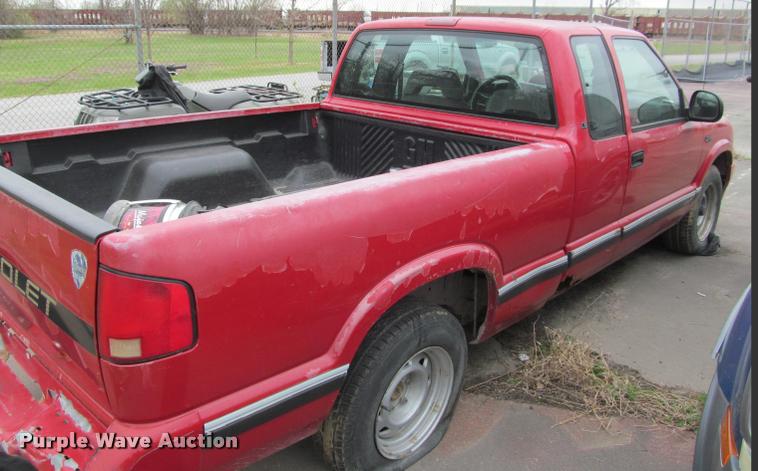 image for item J2585 1995 Chevrolet S10 pickup truck