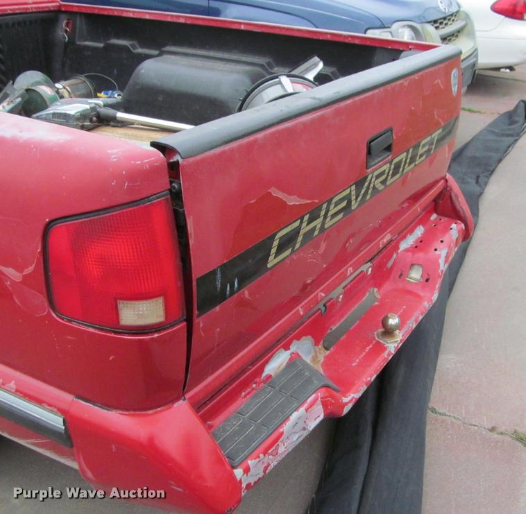 image for item J2585 1995 Chevrolet S10 pickup truck