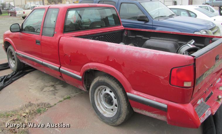 image for item J2585 1995 Chevrolet S10 pickup truck