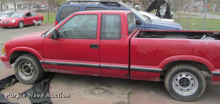 image for item J2585 1995 Chevrolet S10 pickup truck