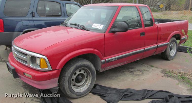 image for item J2585 1995 Chevrolet S10 pickup truck