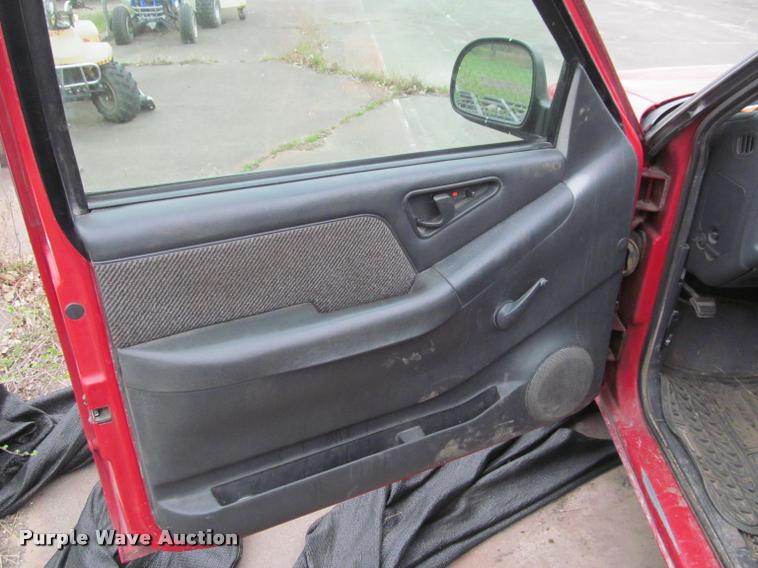 image for item J2585 1995 Chevrolet S10 pickup truck