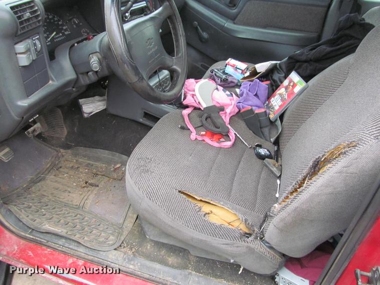 image for item J2585 1995 Chevrolet S10 pickup truck